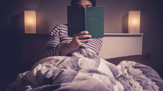 Ler Antes de Dormir Uma hora de leitura quase toda noite. “É parte do processo de cair no sono”, disse o bilionário Bill Gates ao Seattle Time. Informativos e bem escritos são seus títulos preferidos e as áreas que mais o interessam vão de saúde a meio ambiente e claro, política e negócios. O bilionário também gosta de recomendar livros cuja leitura considera indispensável
