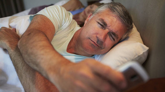 3 - Desligar o celular. Se Ariana Huffington foge de tablets, notebooks e outros gadgets, a COO do Facebook, Sheryl Sandberg, desliga é o celular para que nada atrapalhe sua noite de sono. Mas não sem antes checar seus emails, o que também faz logo que acorda, segundo ela contou ao USA Today