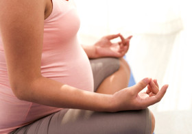 Yoga acalma a mamãe e o bebê, benefício que pode ser notato no comportamento da criança nos primeiros anos de vida. (Foto: Thinkstock)